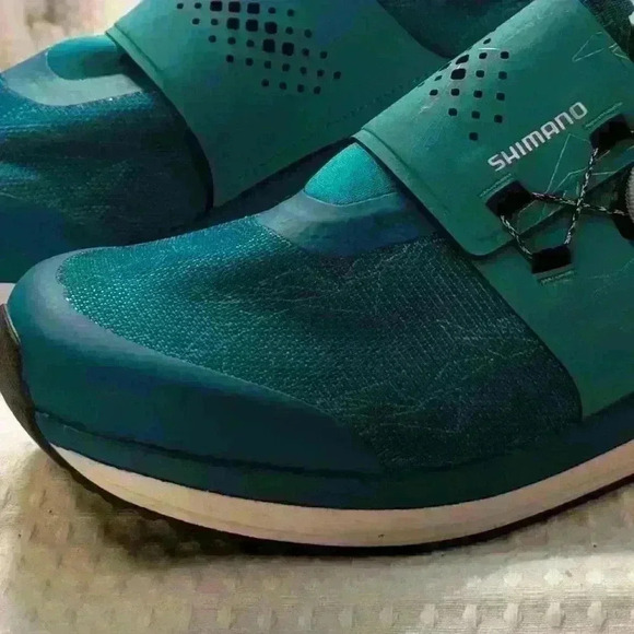 Like New, Never worn. Shimano IC3 biking shoes in sz 42. BOA tightening system. - Picture 5 of 15